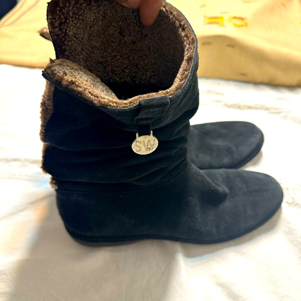 Stuart Weitzman black suede women’s boots. Lined faux fur, size   7 1/2, bin#5